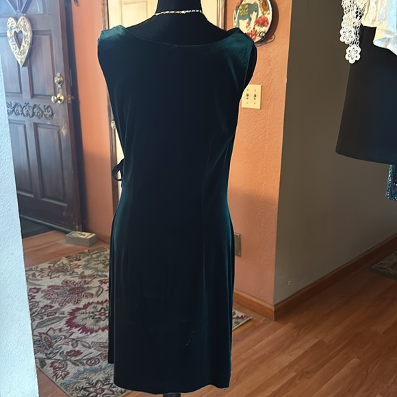 Just Taylor Emerald Green sleeveless velvet dress size 10 - Picture 3 of 5
